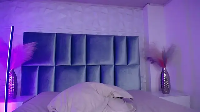 HollyPeach: онлайн-секс-чат