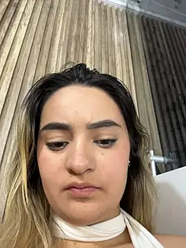 Antonella_Julieta Adlı Modelin Canlı XXX Sohbeti