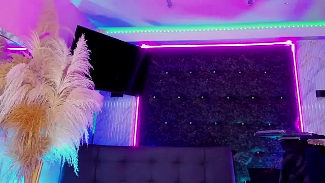 Queens_Wonders_Blonders: διαδικτυακό σόου στην κάμερα