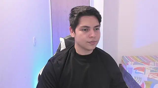 Asta_YunoXXX: διαδικτυακό σόου στην κάμερα