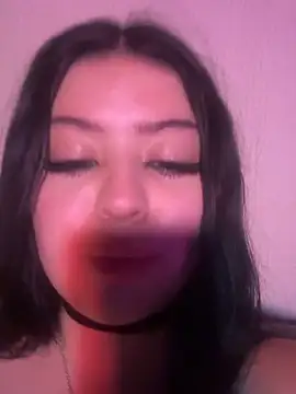 lolaaculaa: διαδικτυακό σόου στην κάμερα