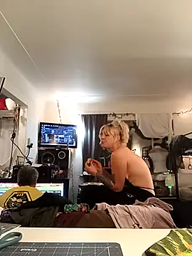 ticklemepinkk Show in webcam