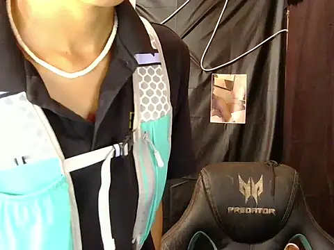 Show modela hugekenbigcock na web-kameri