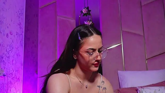 LucyLextonX Adlı Modelin Canlı XXX Sohbeti