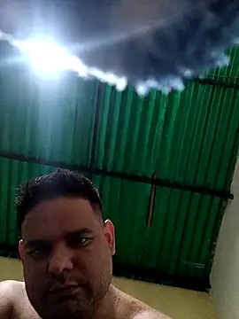 Briank277: διαδικτυακό σόου στην κάμερα