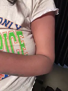 Lucky_Flora Chat XXX live