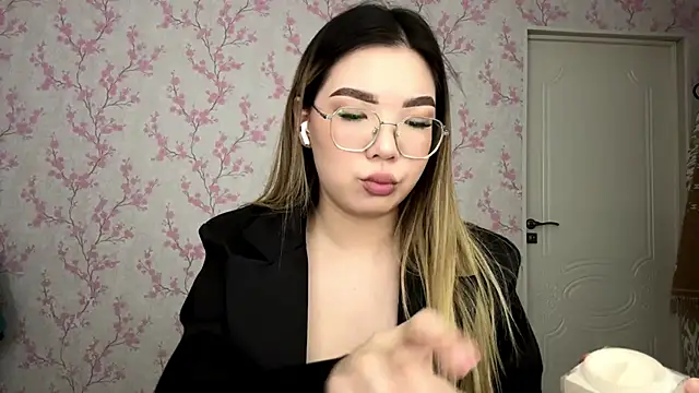 Chatroom XXX en direct de MadeleneStoesz