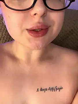 KellyMoors live XXX chat