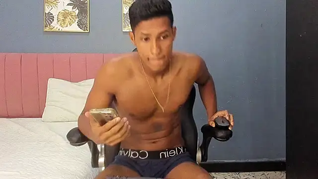 tom_strong1 Adlı Modelin Canlı XXX Sohbeti