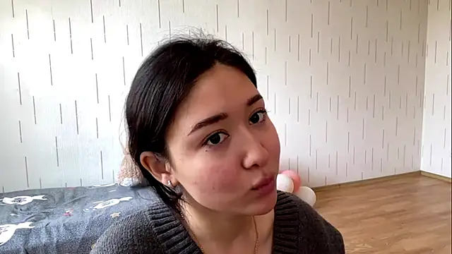 YourMiIa: διαδικτυακό σόου στην κάμερα