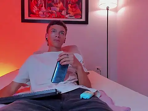 Show modela Noahh_Saky na web-kameri