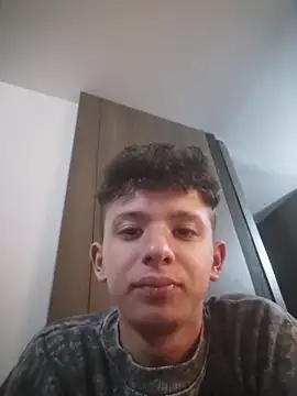 Daniel_Roy Show in webcam