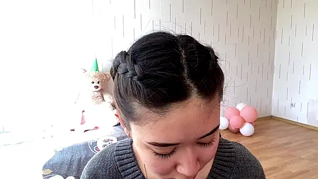 YourMiIa Adlı Modelin Canlı XXX Sohbeti