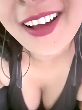 Chat +18 de Queen_Kushi4 ao vivo