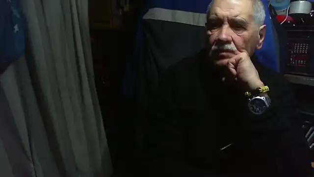 nonnomaturobisex: διαδικτυακό σόου στην κάμερα