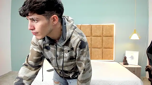 AlejooTwink: διαδικτυακό σόου στην κάμερα