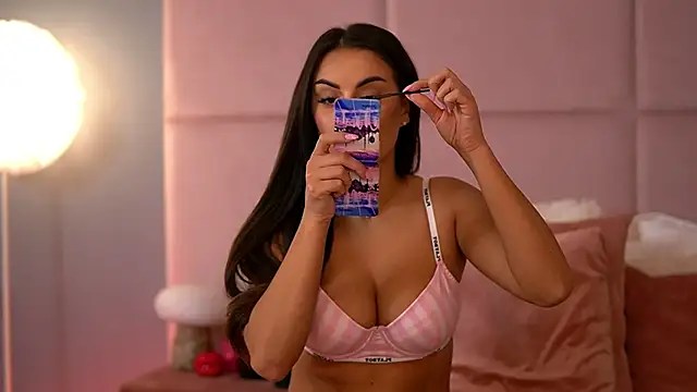 AlmaLuv Adlı Modelin Canlı XXX Sohbeti