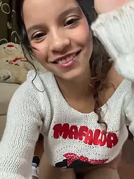 soffii-estrella Adlı Modelin Canlı XXX Sohbeti