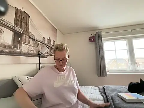 Curvy-Jinx's Live XXX Chat