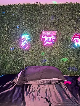 RenaThickAss Show in webcam