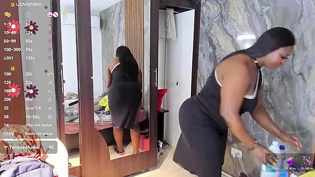 LauraSaenz01 Adlı Modelin Canlı XXX Sohbeti