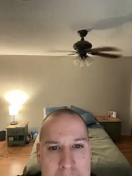 T-MarriedAndMessy-K: διαδικτυακό σόου στην κάμερα