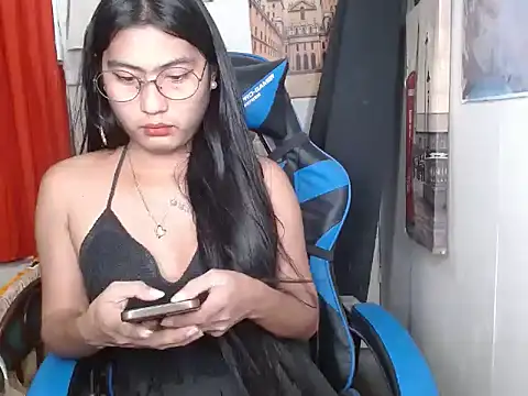 Steffiy: διαδικτυακό σόου στην κάμερα