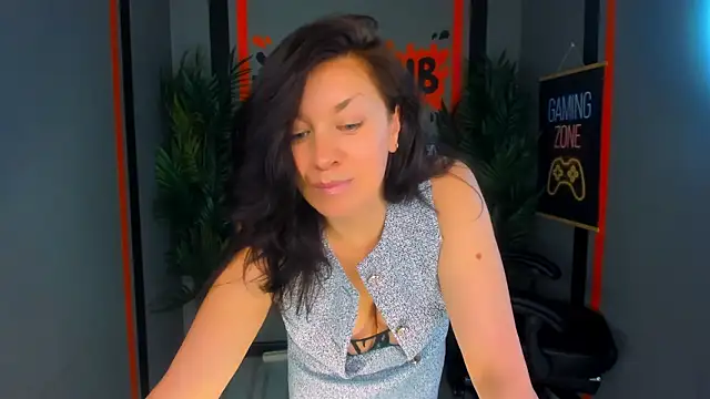 AnaMills Adlı Modelin Canlı XXX Sohbeti