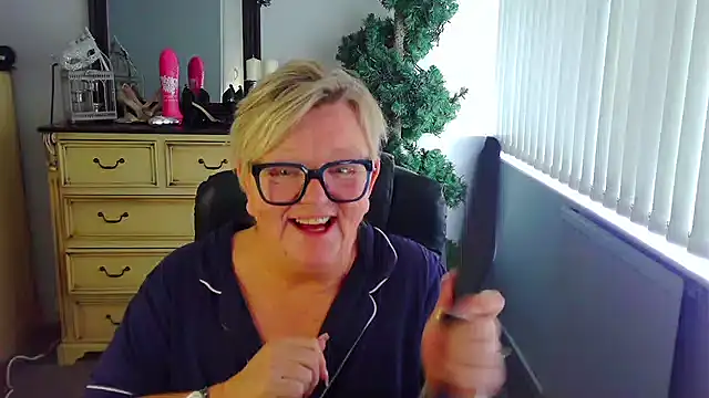 BridgetBlueEyes' Live XXX Chat