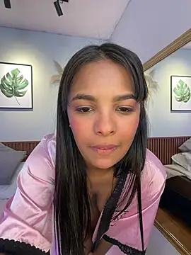 MIAROGGERSS' Live XXX Chat