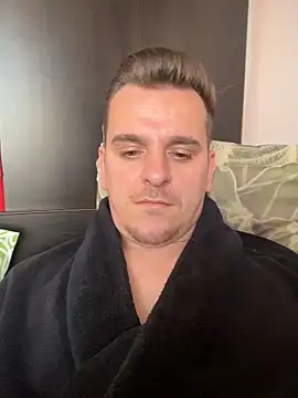 Pokazy przed kamerką – Huge_cock22cm