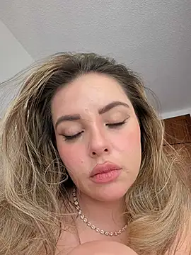 Alirawrz: онлайн-секс-чат