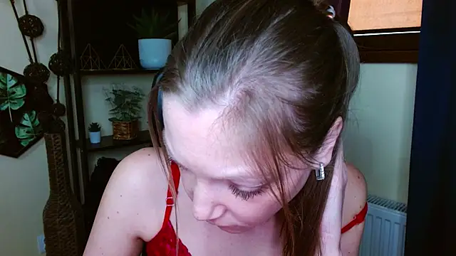 XXX chat uživo modela EmillyPlay