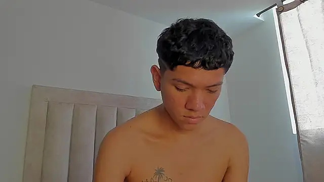 JulianRose_1 élő XXX-chatje