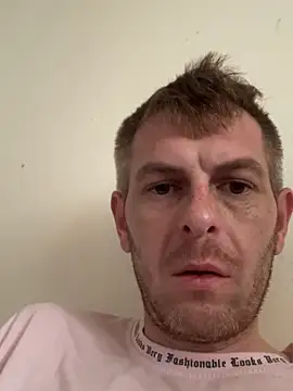 adrian90bi11 élő XXX-chatje