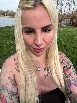 CoraDiamond 现场XXX聊天