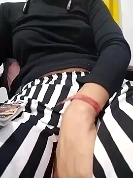 Cute-Naavya 现场XXX聊天