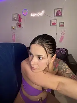 LauraLora3 Show in webcam