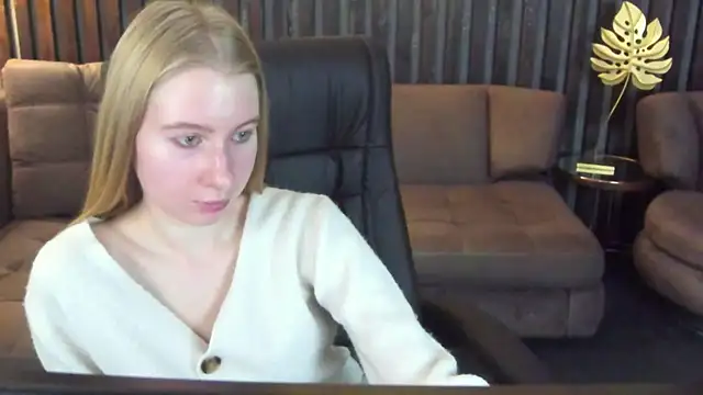 Alina_Blonde Pertunjukan Webcam