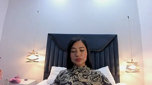 ElaraMoonveil's Live XXX Chat
