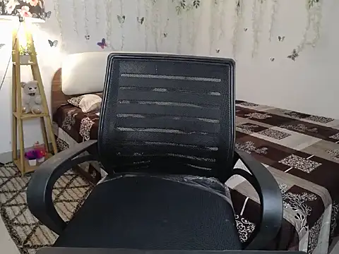 Naughtyy_stripgirl webkamerás műsora