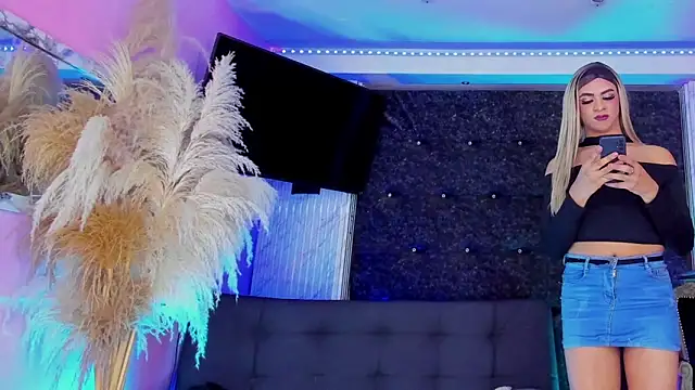 Queens_Wonders_Blonders' Webcam Show