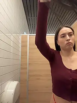 Holly_Play Adlı Modelin Canlı XXX Sohbeti