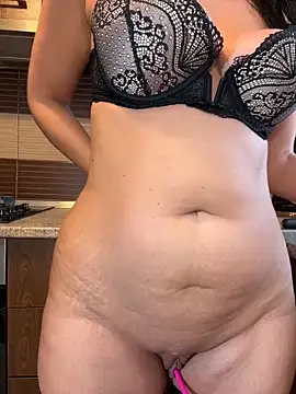 Hotmomcheckk_ Adlı Modelin Canlı XXX Sohbeti