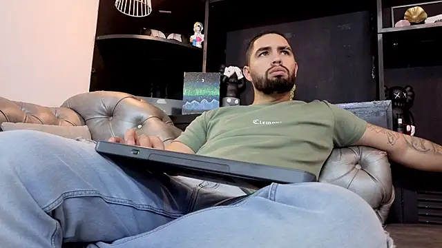 matteosantos Adlı Modelin Canlı XXX Sohbeti