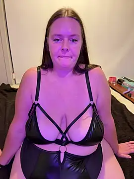 carinabro10's Live XXX Chat