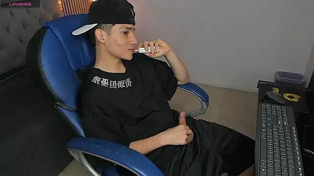 SamBlack_ élő XXX-chatje