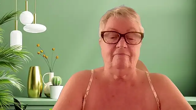 Mystery-Grandmotherのウェブカメラショー