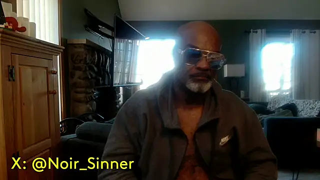 sinnernoir: διαδικτυακό σόου στην κάμερα