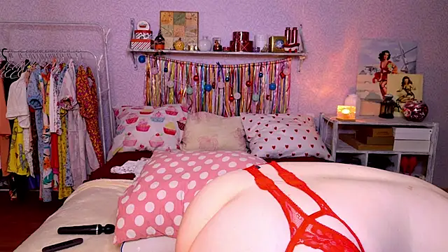 UrSexyMilf Show in webcam